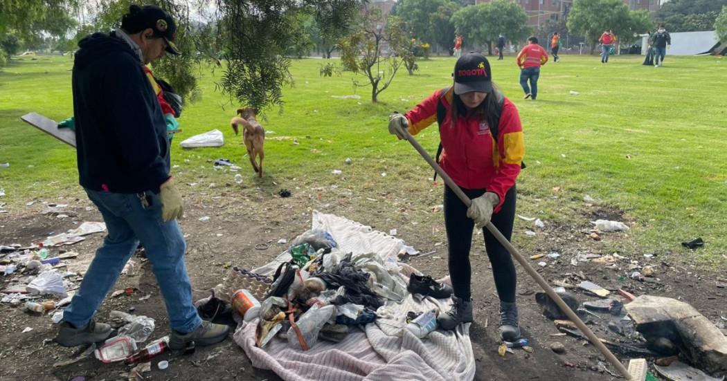 Foto que muestra personas durante la jornada de limpieza en Kennedy 