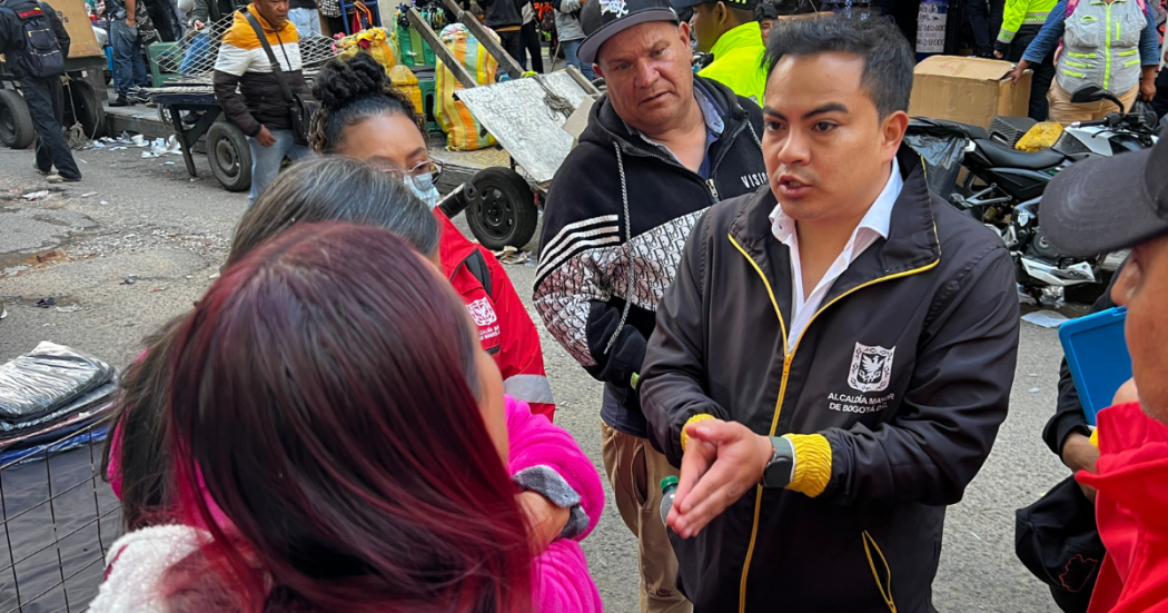 Fotos de funcionarios del Distrito en operativo dialogando con ciudadanos