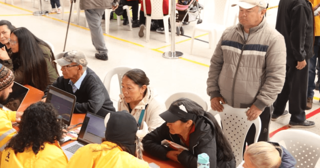 Imagen de funcionarios de integración social atendiendo a diferentes personas