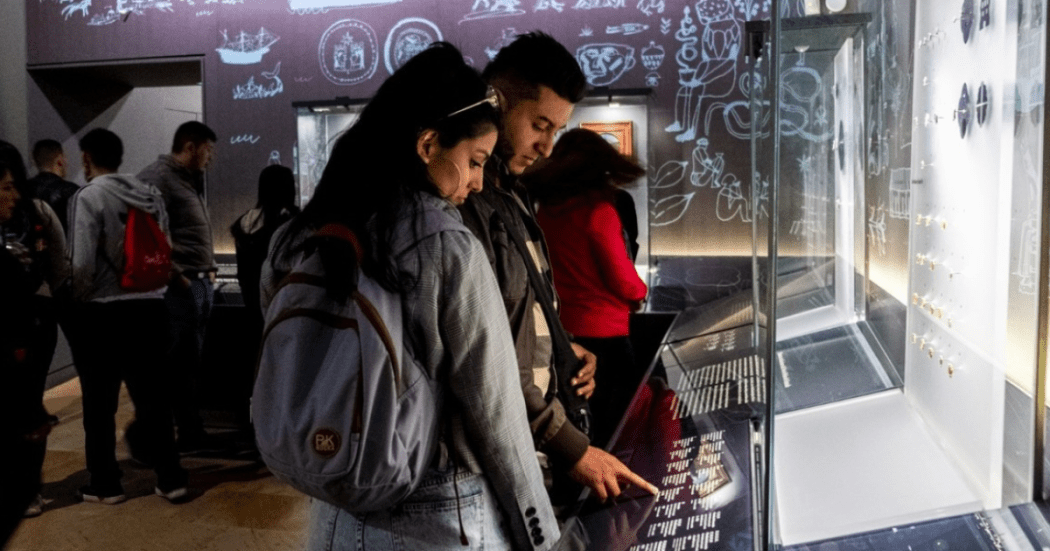 Imagen de una mujer y un hombre visitando la sala de un museo.