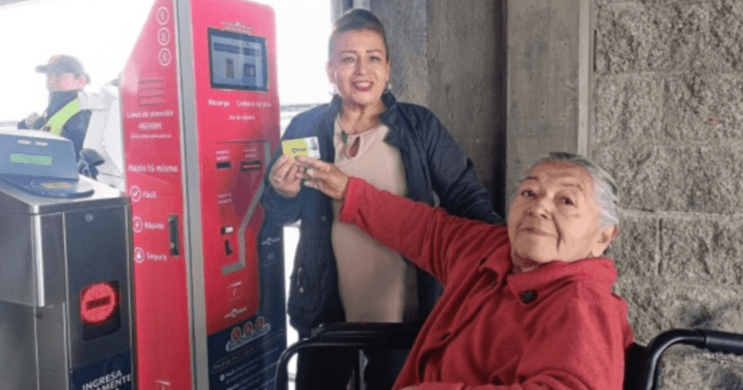 Imagen de dos señoras exhibiendo la tarjeta TuLlave 