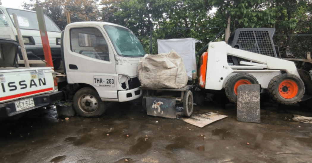 Imagen de un remolque, una camioneta y un camión