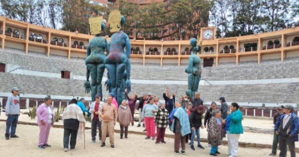 Personas mayores de 60 años visitando obra de arte en la Plaza Cultural La Santamaría