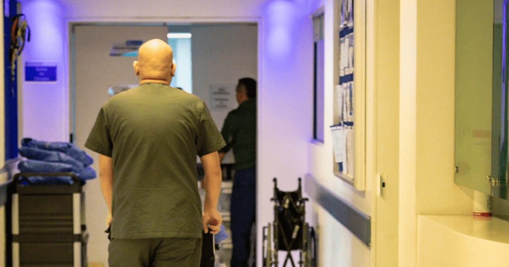 Fotografía de un doctor en un pasillo de hospital en Bogotá