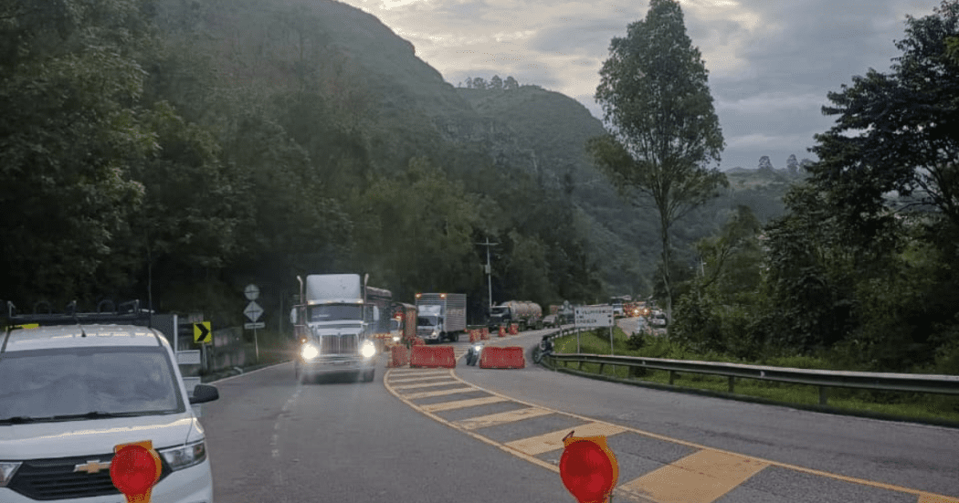 Imagen de una van y una tractomula en la Vía al Llano