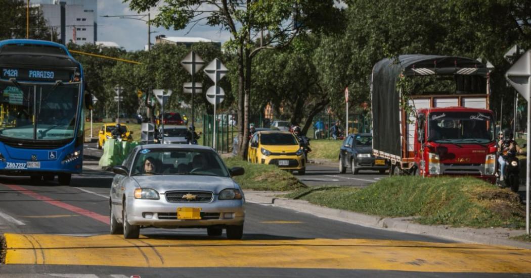 Foto de vehículos andando por la ciudad.