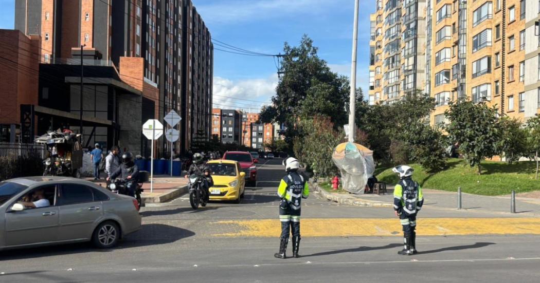 Foto que muestra vehiculos en la vía y policias de transito 
