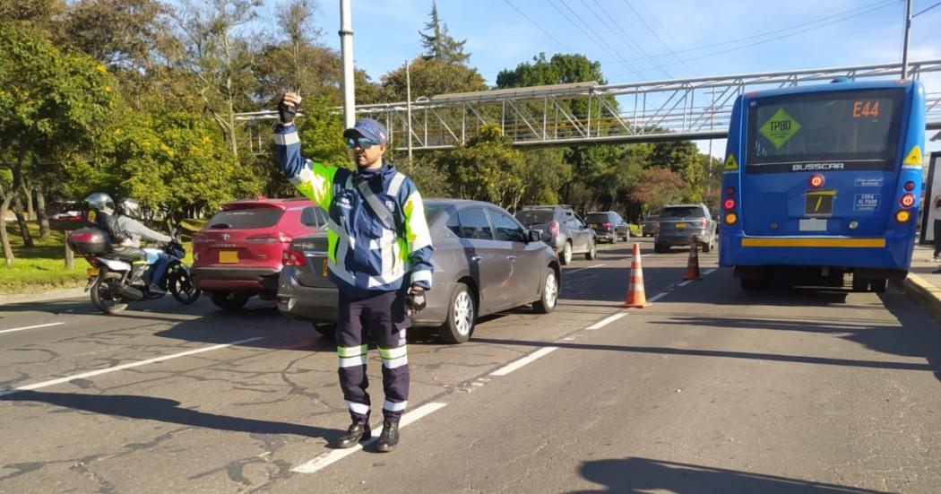 Foto que muestra vehículos andando por las calles y un policía de transito