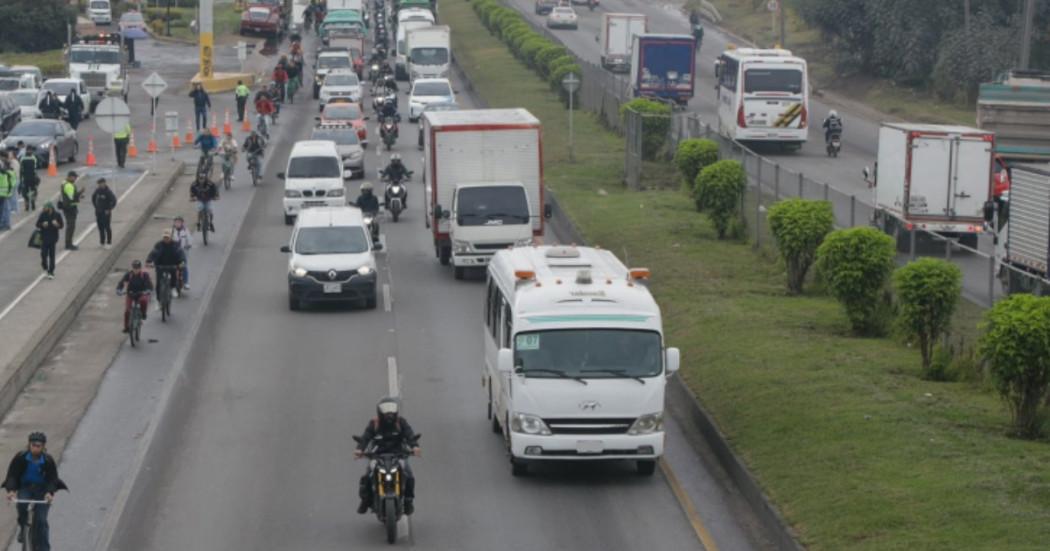 Foto de vehículos andando por las vías de Bogotá