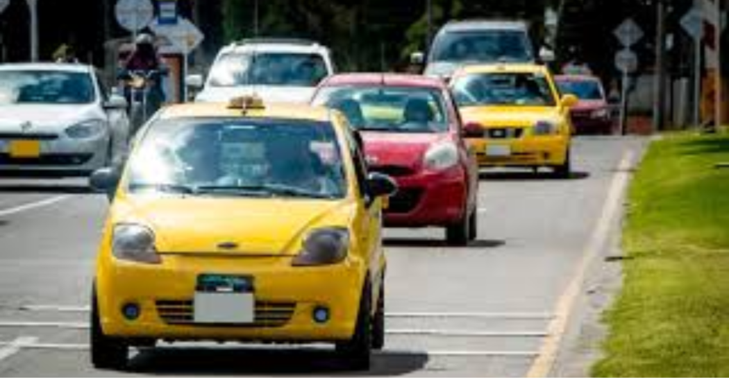 Imagen de una vía de Bogotá en la que circulan vehículos y motos. 