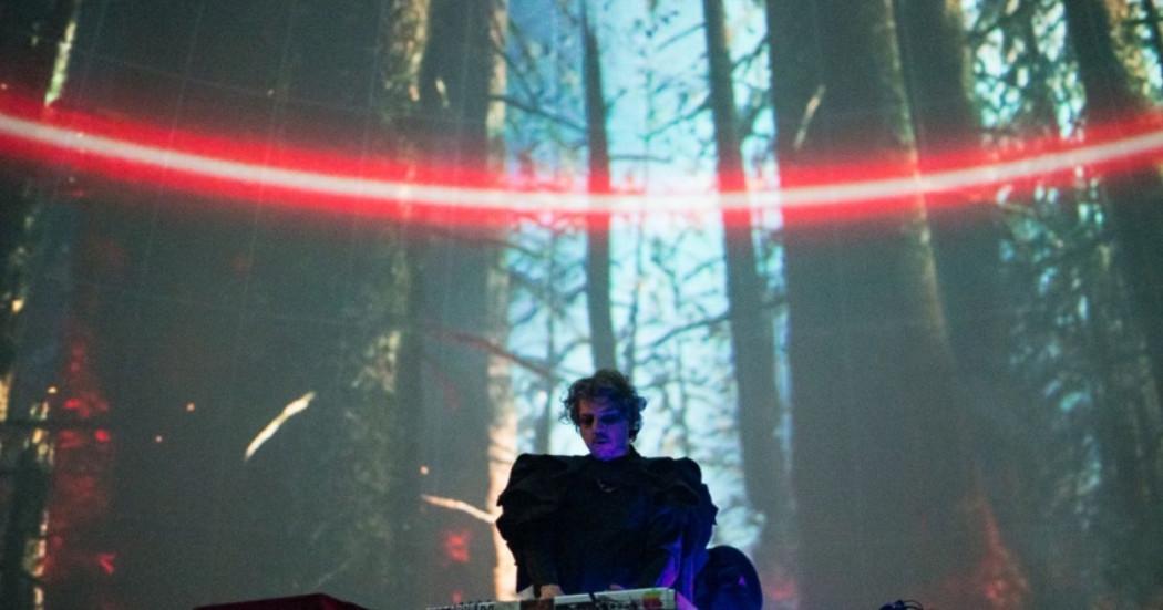 Fotografía de Dj tocando una consola de música eléctronica