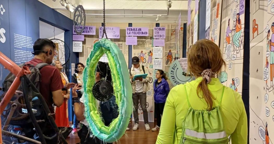 Foto que muestra personas en la exposición Rodar Juntas