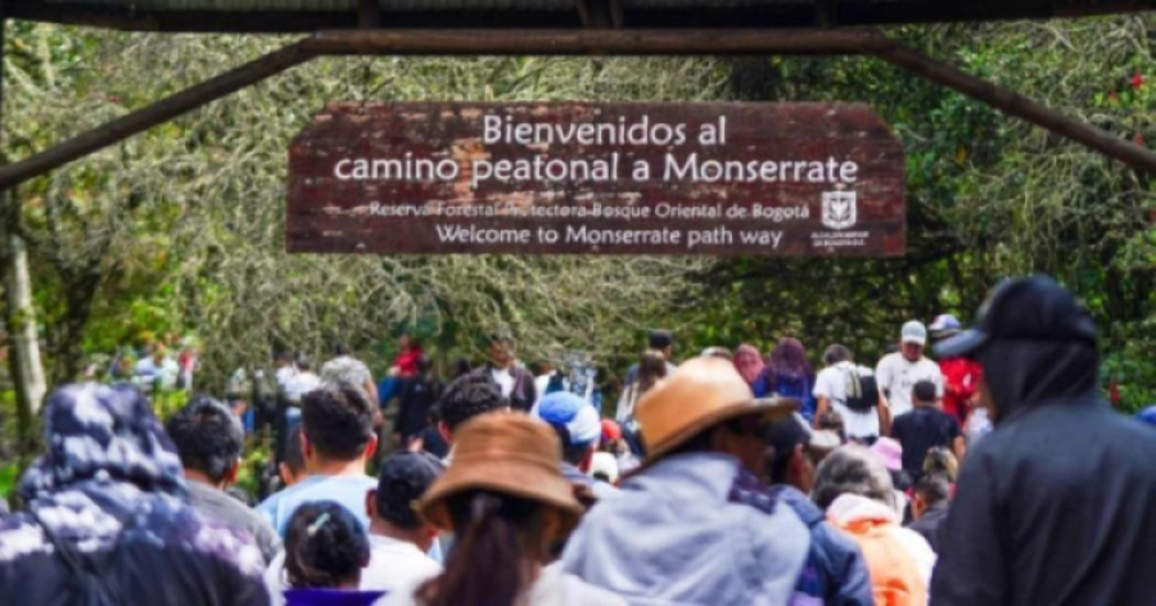 Imagen de personas subiendo Monserrate