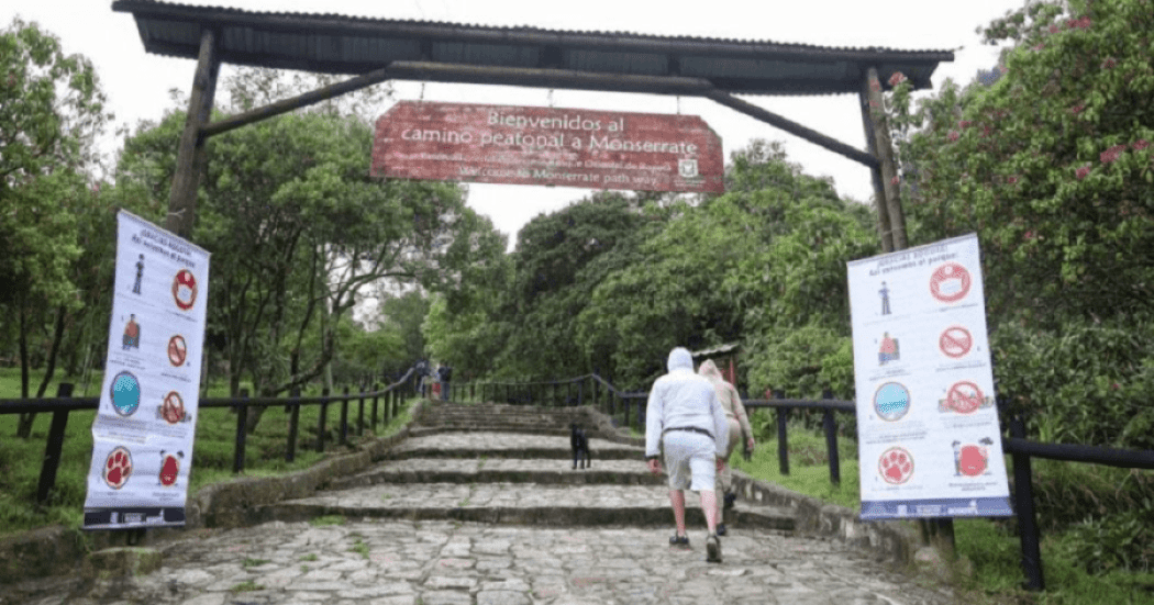 Imagen de persona subiendo el sendero de Monserrate