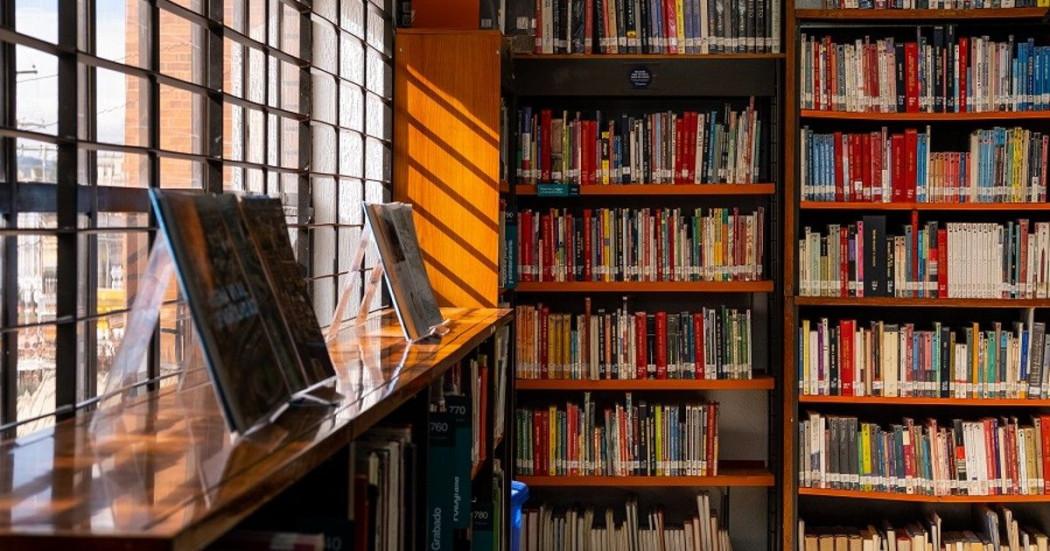 Fotografía de libros catalogados en una de las bibliotecas de Biblored