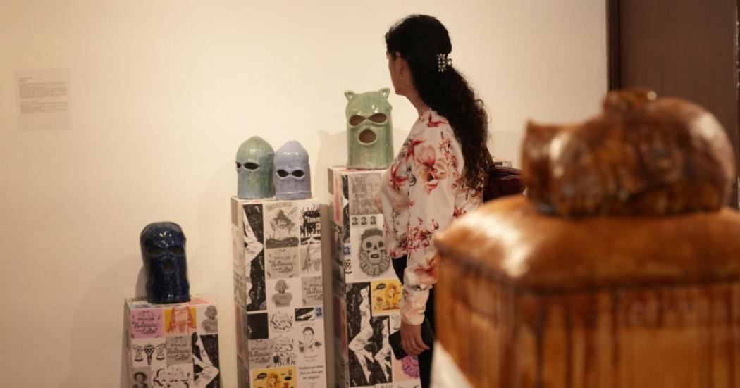 Imagen de persona en exposición “Transformaciones de una ciudad por habitar”