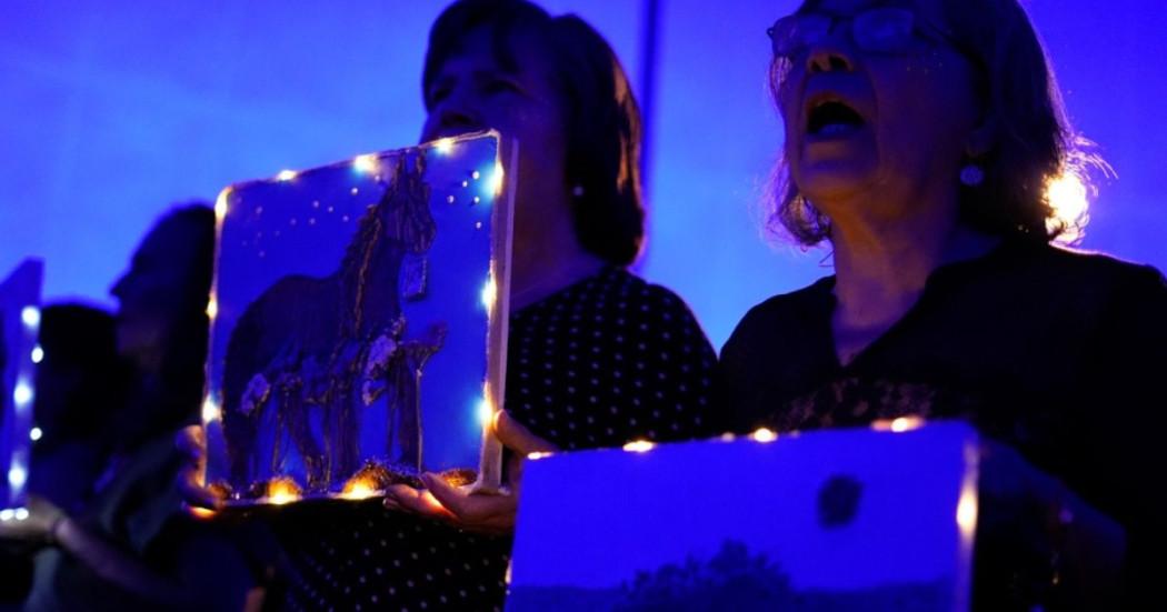 Imagen de mujeres con cuadros iluminados