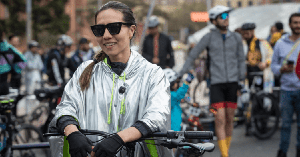Imagen de una mujer disfrutando de la ciclovía