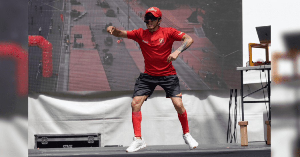 Imagen de instructor del IDRD dictando clase en la Ciclovía