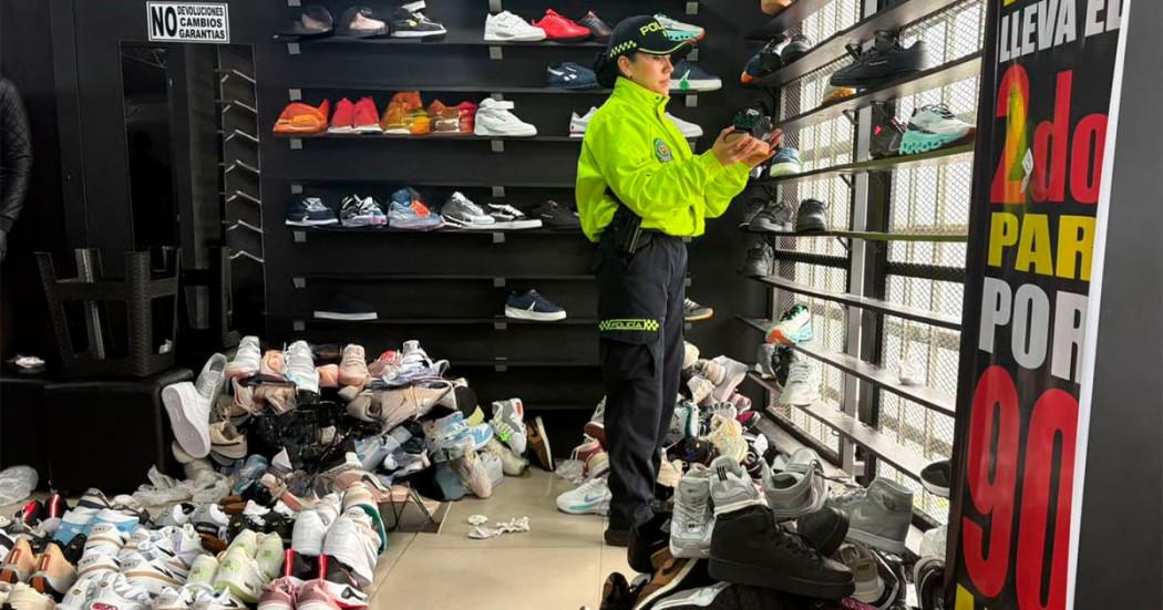 En la foto una policía con una mercancía incautada
