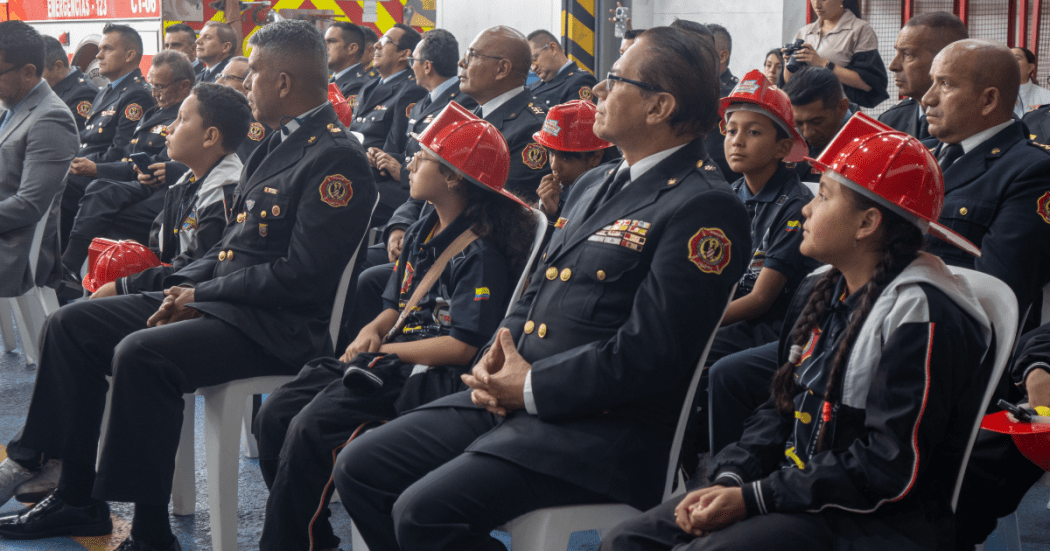 Imagen de bomberos y bomberitos durante el reconocimiento
