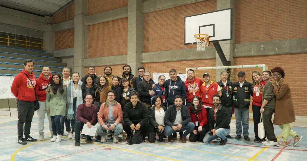 Reunión de personas en el marco de una jornada de participación
