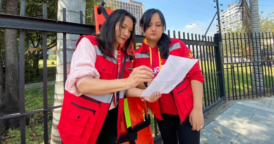 Foto de dos personas en medio de un simulacro en Bogotá