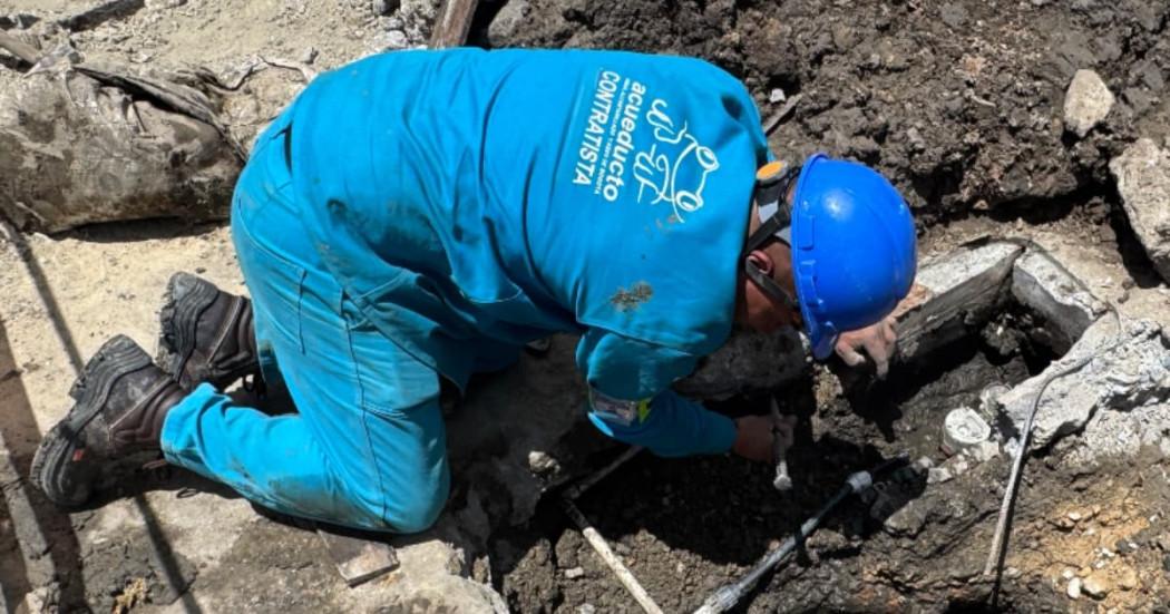 Foto que muestra trabajador del Acueducto de Bogotá realizando labores de mantenimiento