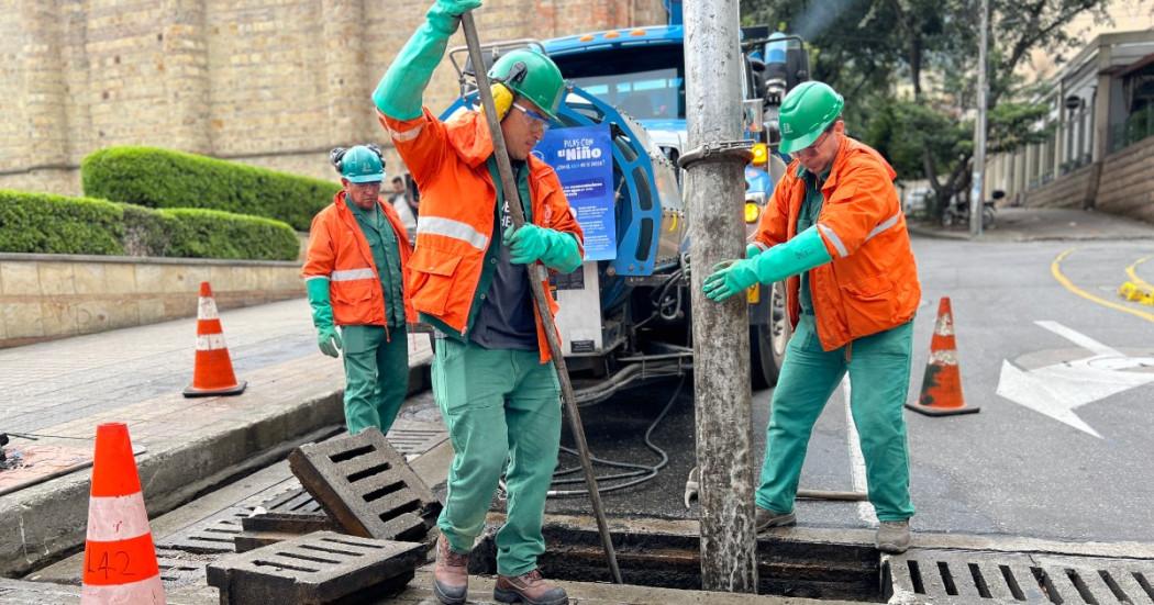 Foto que muestra trabajadores del Acueducto de Bogotá