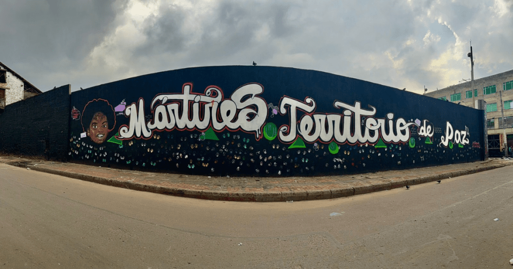 Foto de un mural artístico en la parte posterior del Colegio Agustín Nieto Caballero