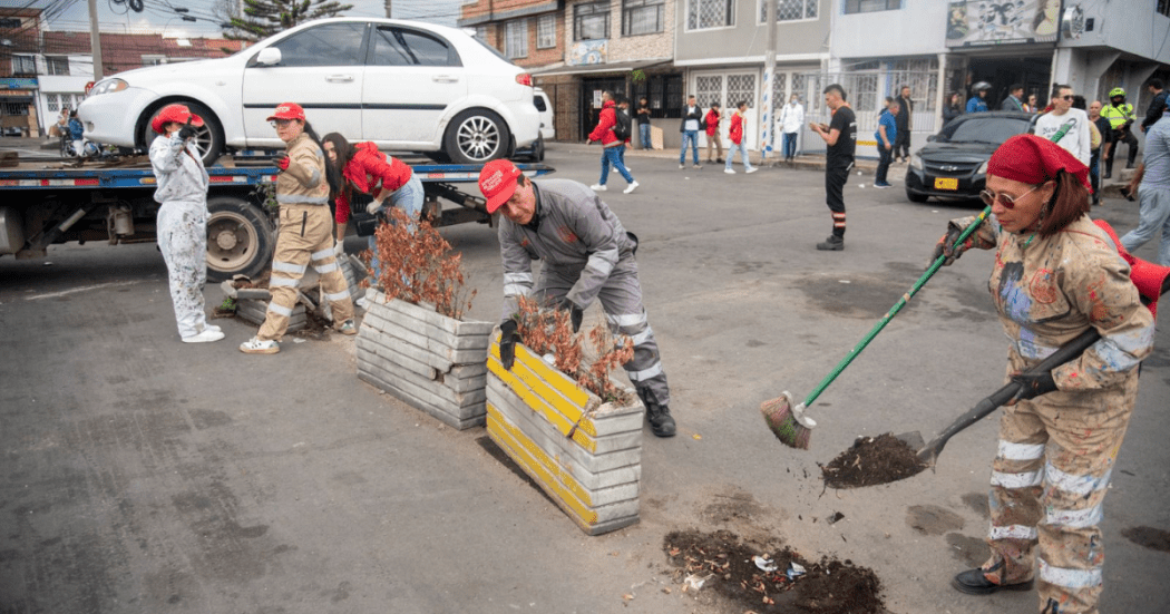 Foto de operarios limpiando las calles de la localidad de Engativá