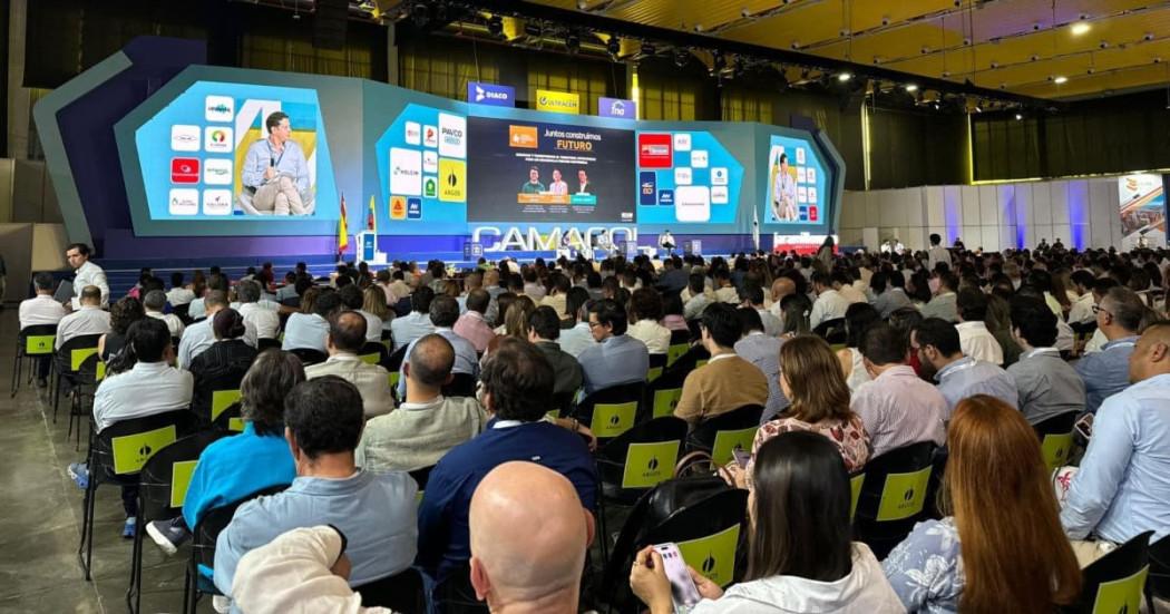 Personas escuchan a los expositores en el Congreso Colombiano de la Construcción