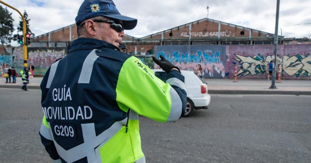 Foto de una agente de tránsito en una vía de Bogotá 