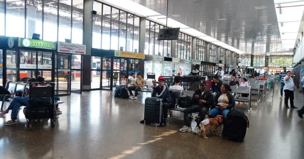 Foto de pasajeros en una de las sedes de la Terminal de Transporte de Bogotá