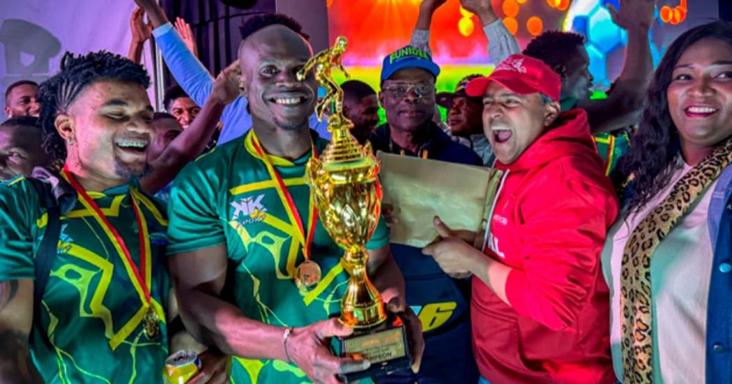 En la foto jugadores celebrando el triunfo
