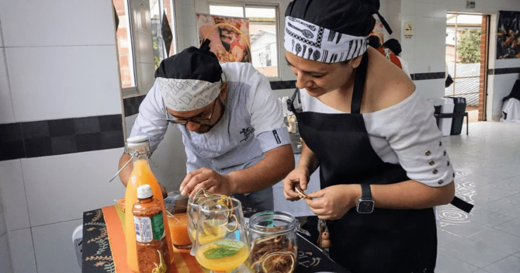 Imagen de un y una chef cocinando.