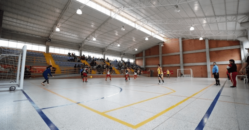 Imagen de deportistas entrenando en un polideportivo de los CEFE