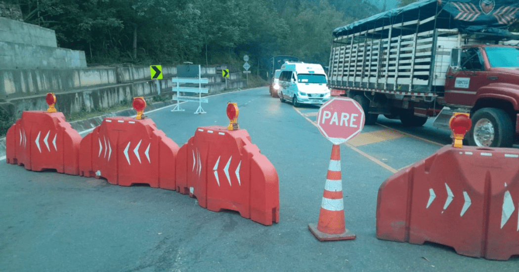 Imagen de un camión y una van en la Vía al Llano.