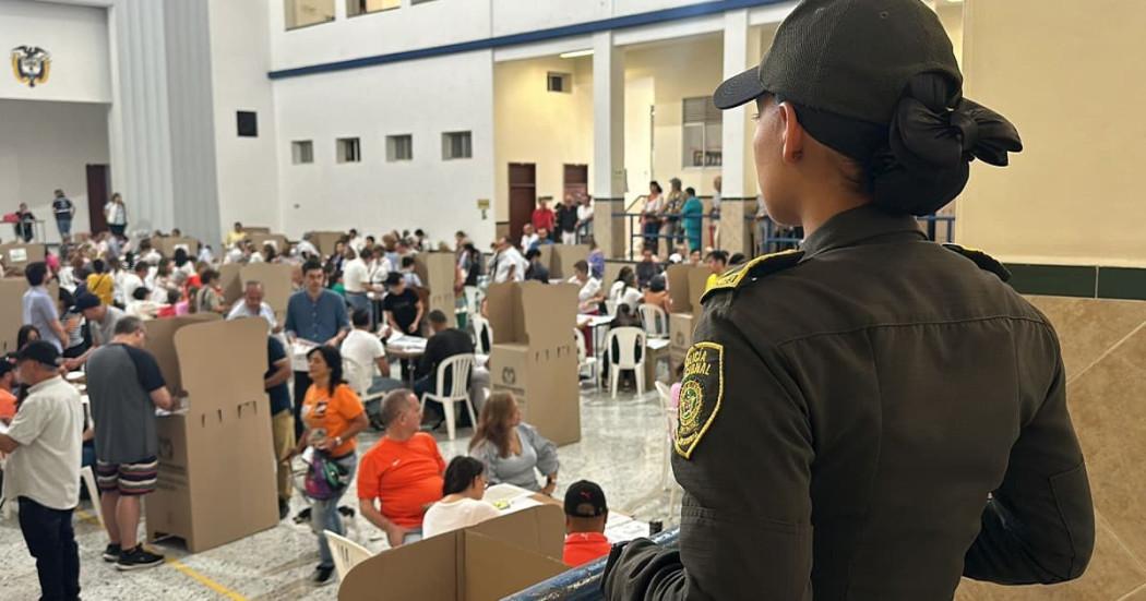En la foto una uniformada de la Policía cuidando la seguridad de las votaciones