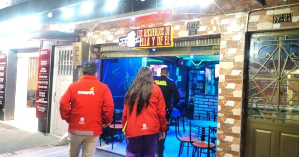 Funcionarios de la Alcaldía local y la Policía entrando a un bar 