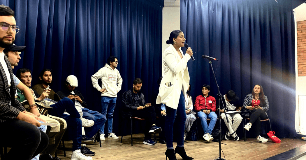 Fotografía de una mujer hablando en un auditorio en la localidad de Kennedy