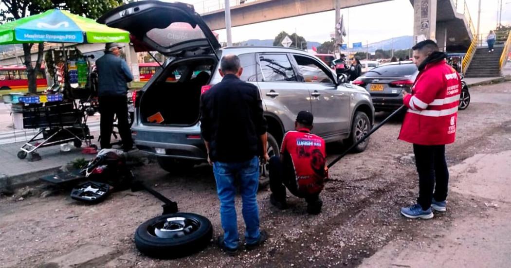 En la foto un carro siendo revisado por autoridades 