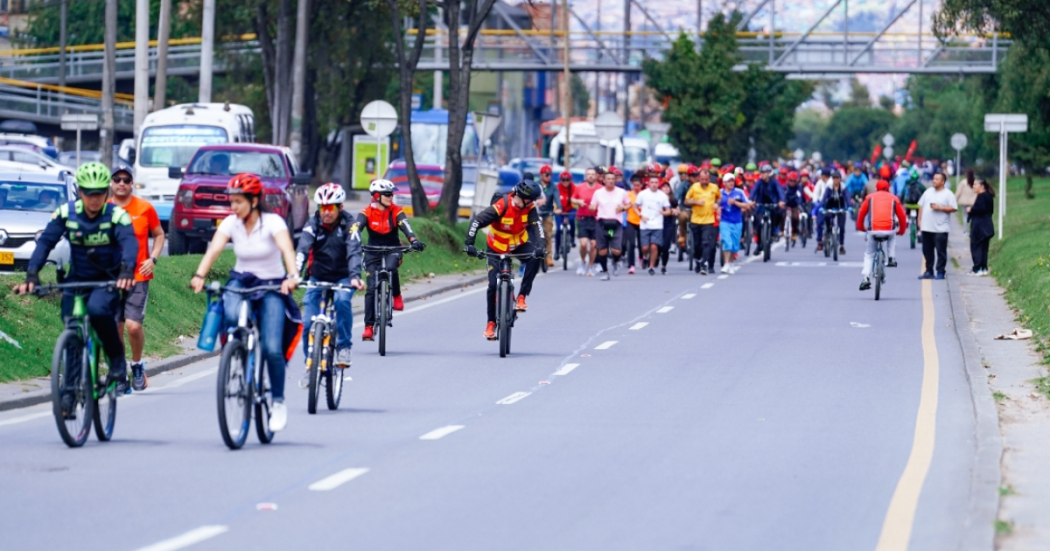 Imagen de ciudadanos transitando por la ciclovía de Bogotá