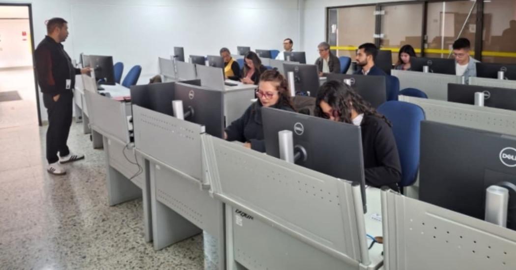 Estudiantes en un salón aprenden a usar las herramientas disponibles en el portal web del Centro de Gobierno Local