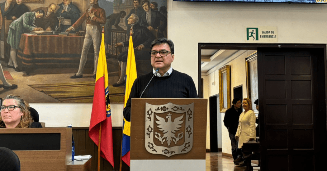 Foto del secretario de Salud hablando en el Concejo de Bogotá