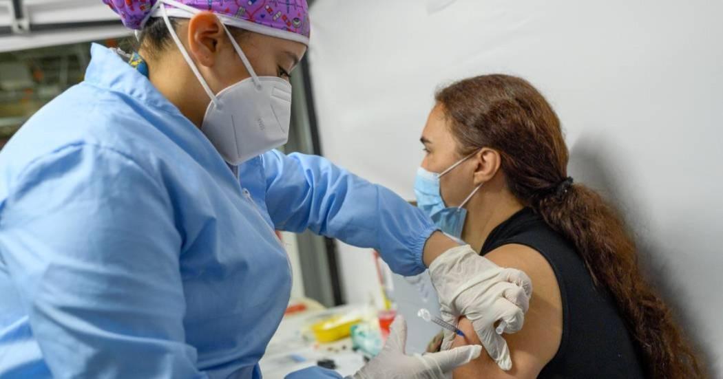 Foto enfermera secretaría de Salud colocando una vacuna 