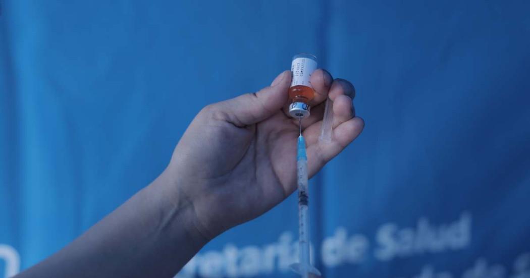 Foto que muestra una mano sosteniendo una jeringa 