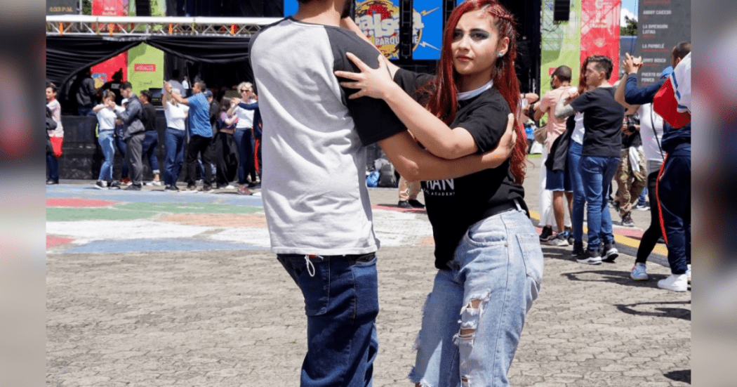 Imagen de pareja joven bailando salsa en el festival el año anteiror
