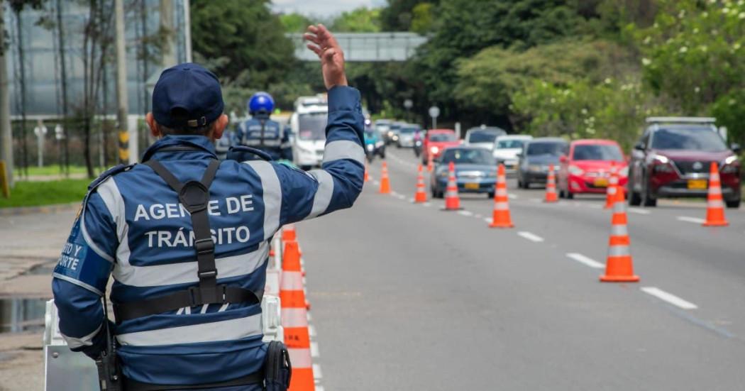 Foto de una agente de trásnito en una vía de Bogotá