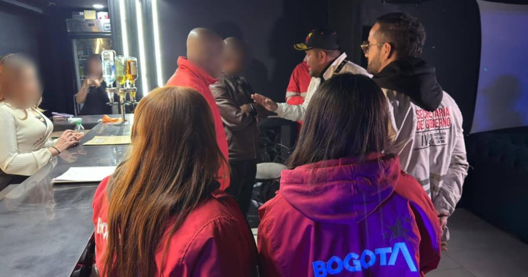 Funcionarios realizando operativo